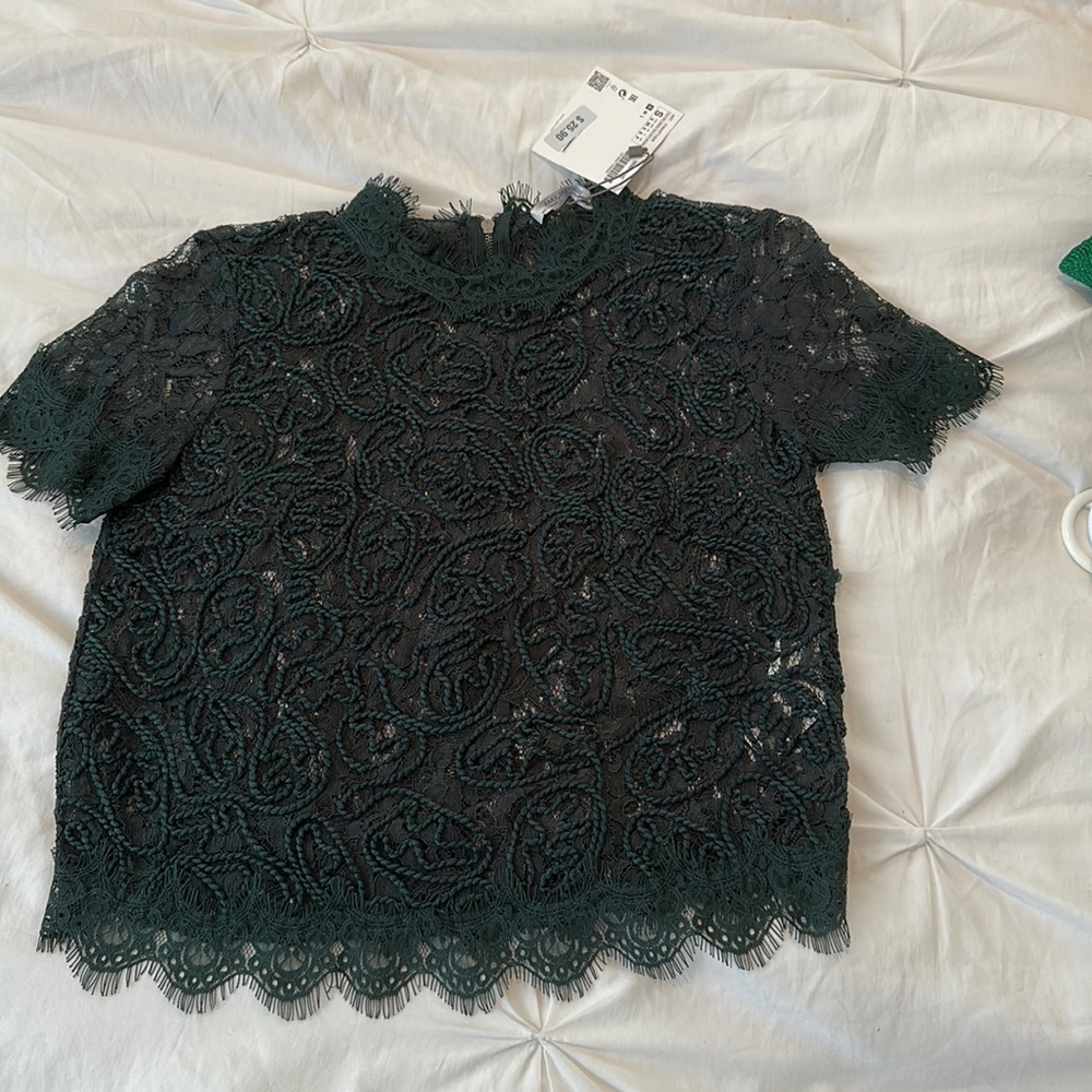 New with tags ZARA SHIRT SLEEVE Lace top with zipper back size small